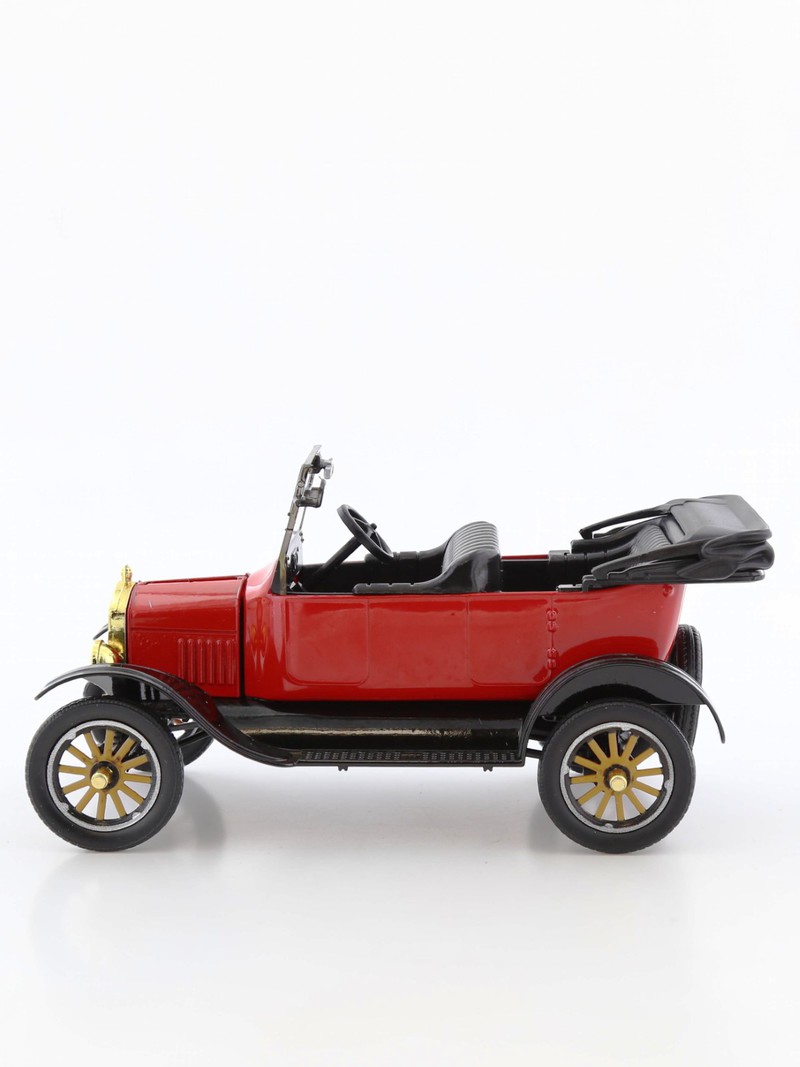 Motormax 1.24 1925 Ford Model T-Touring Convertible Die-Cast Model